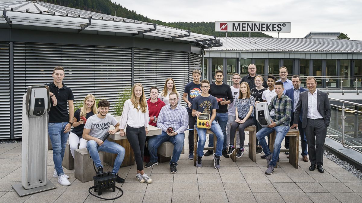 Start in die Zukunft – die neuen Auszubildenden gemeinsam mit dem geschäftsführenden Gesellschafter Christopher Mennekes (rechts) und Personalleiter Dietmar
Spurk (2.v.r).