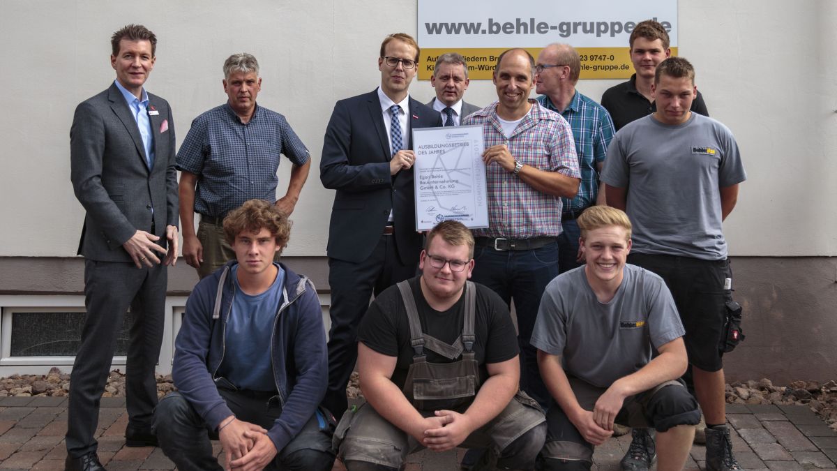 Urkundenübergabe in Kirchhundem: Fabian Bräutigam, für den Bildungsbereich zuständiger Geschäftsführer der Handwerkskammer Südwestfalen, überreichte gemeinsam mit Frank Arens als Vertreter des Sponsors „Sparkassen in Südwestfalen“ Matthias Behle die Nominierungsurkunde.