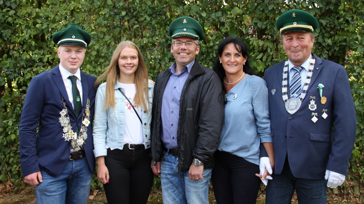 Das Jungschützenkönigspaar Lars Baumhoff und Maike Kruse, König Michael Erlhof und das Kaiserpaar Georg und Andrea Willecke (v. l.).