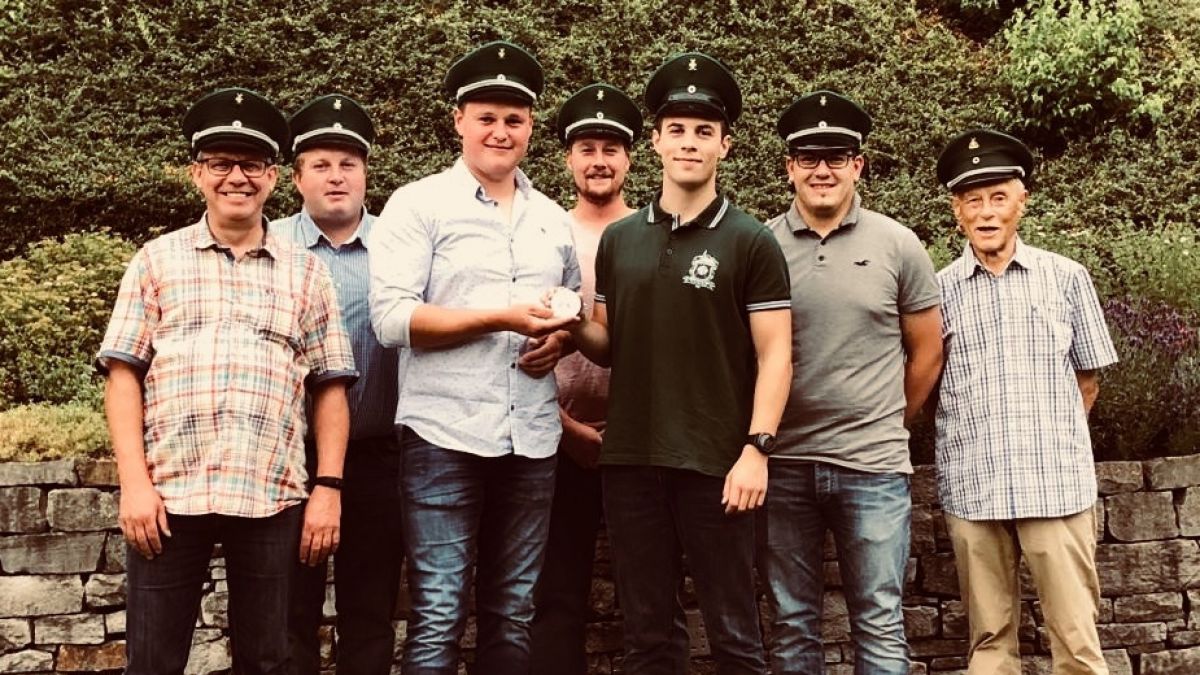 Bei der Übergabe: Thomas Kay, Benjamin Nies, Fabian Nies, Daniel Alfes, Ehrenvorsitzender Hubert Zeppenfeld (hinten von links), 1. Vorsitzender Fabian Kubsch, König Maximilian Zeppenfeld (vorne von links).