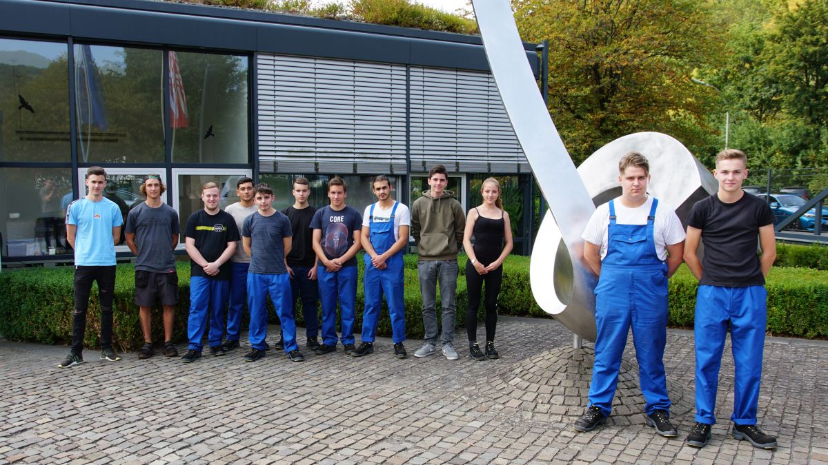 Zum Ausbildungsstart kann die Firma Eibach in Finnentrop zehn neue Azubis begrüßen.