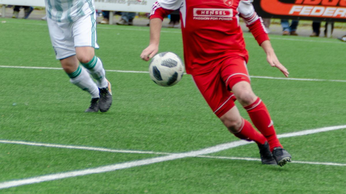 Im Henselstadion treten am Samstag Stadtverwaltung gegen Vereinsvfunktionäre an.