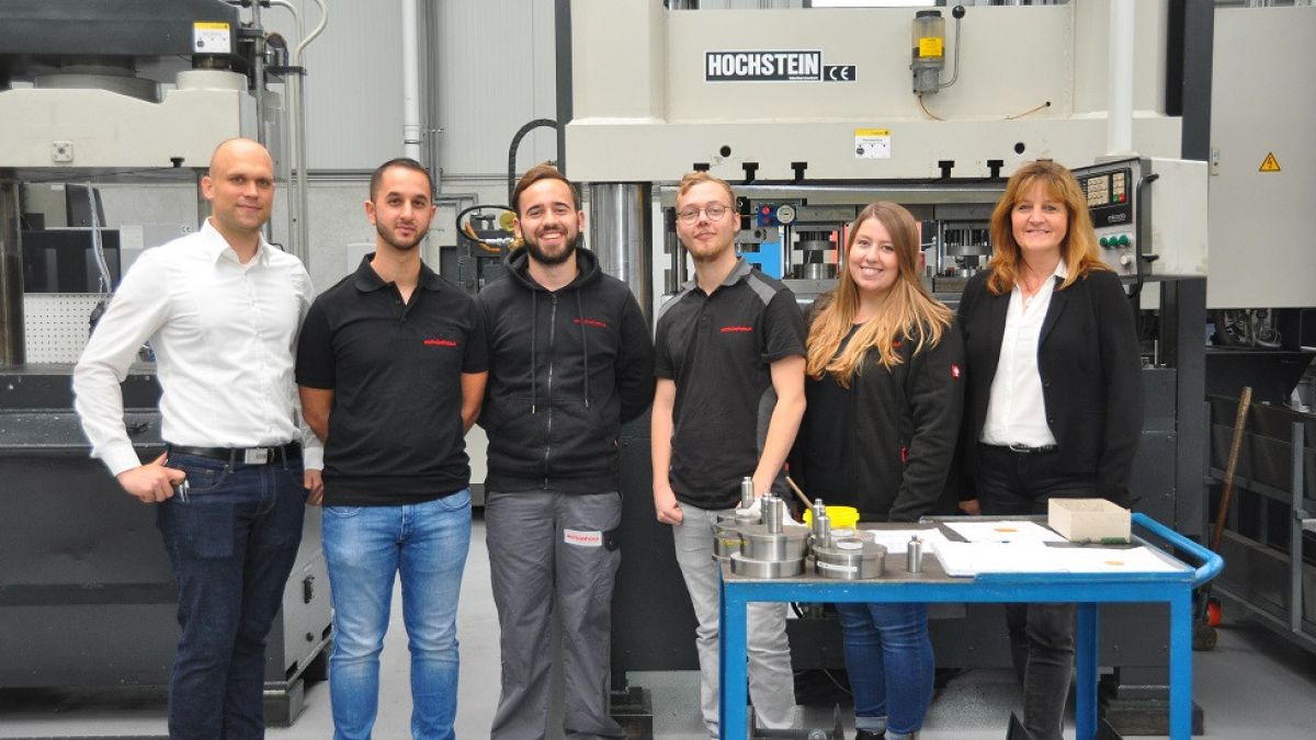 Ausbilder Christoph Lindner, die Auszubildenden Sinisa Nedeljkovic, Panagiotis Goulas, Tim Hamecke, Lisa Simon und Personalleiterin Ilona Schmidt (v.l.).