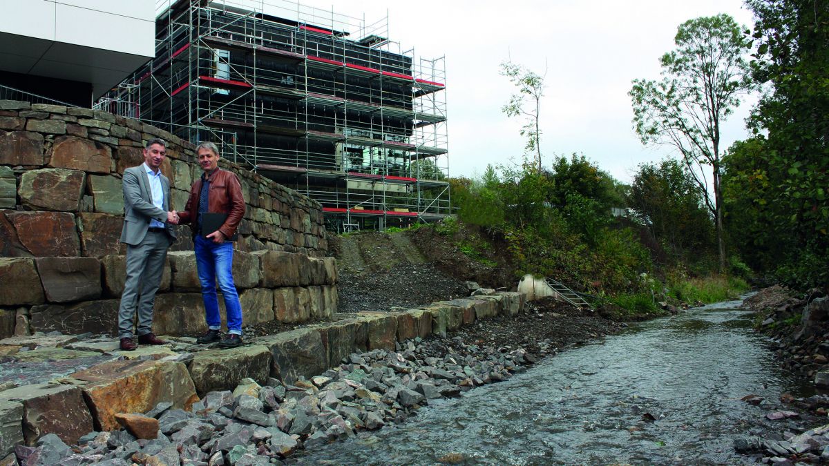 Volker Lazzaro, Geschäftsführer MENNEKES (links) und Andreas Krep, stellvertretender Bauamtsleiter besichtigten die Gemeinschaftsbaustelle.