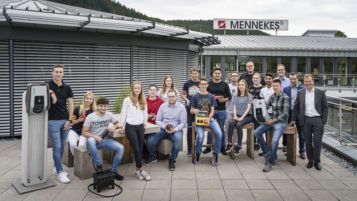 Die Auszubildenden von Mennekes erklärten Schülern beim Tag der Ausbildung mehr über ihre Berufe.  