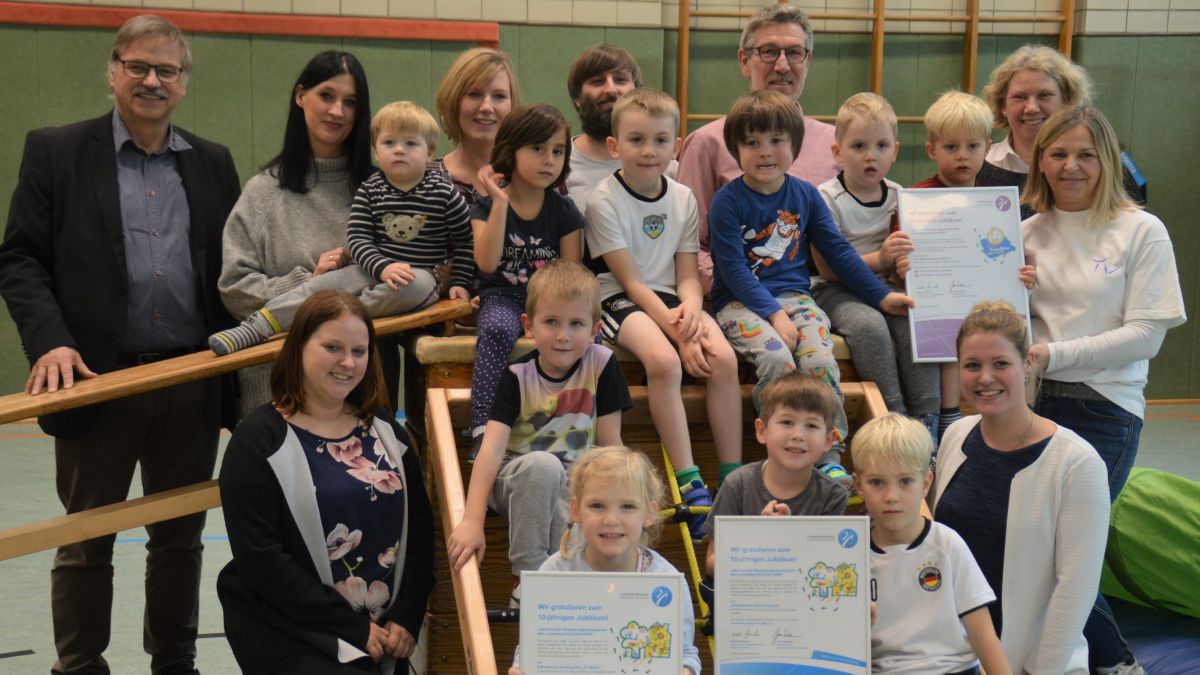 Rolf Kantelhardt (links), Maria Hebbeker (zweite von rechts) und Hanna Reifenrath (vorne rechts) übereichten die Urkunden für zehnjährige Kooperation. 