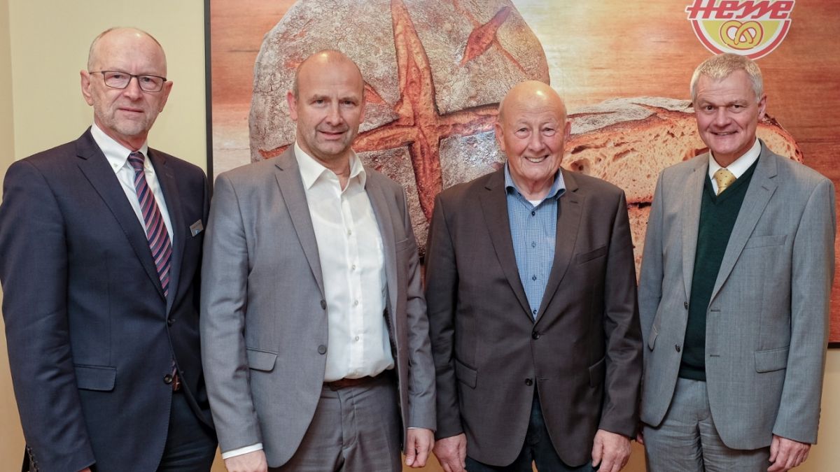 Tauschten sich über die derzeitige Lage in Kirchhundem aus: (v.l.) Hermann-Josef Droege (IHK Siegen), Bürgermeister Andreas Reinéry, Reinhard Hesse (Bäckerei Hesse KG) und Klaus Gräbener (IHK Siegen).