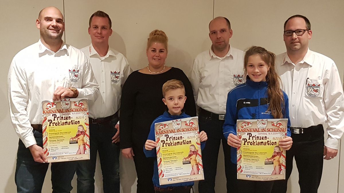 Bereit für die fünfte Jahreszeit (von links): 1. Vorsitzender Rüdiger Lazar, Präsident Michael Koch, Prinzenpaar Sascha und Nicole Walbersdorf sowie Geschäftsführer Christian Halbe. Vorne ist das Kinderprinzenpaar Finn Walbersdorf und Rosalie Becker zu sehen.