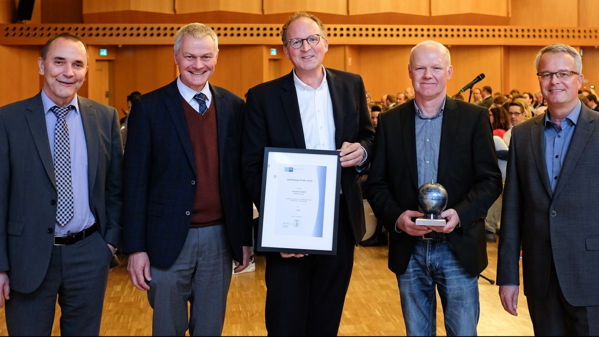 Erster Platz für Schauerte: (v.l.) Klaus Fenster (IHK), Klaus Gräbener (IHK), Stefan W. Schauerte (Geschäftsführer Fa. Schauerte), Christoph Müller (Ausbildungsleiter Fa. Schauerte) und Jost Schneider (IHK).