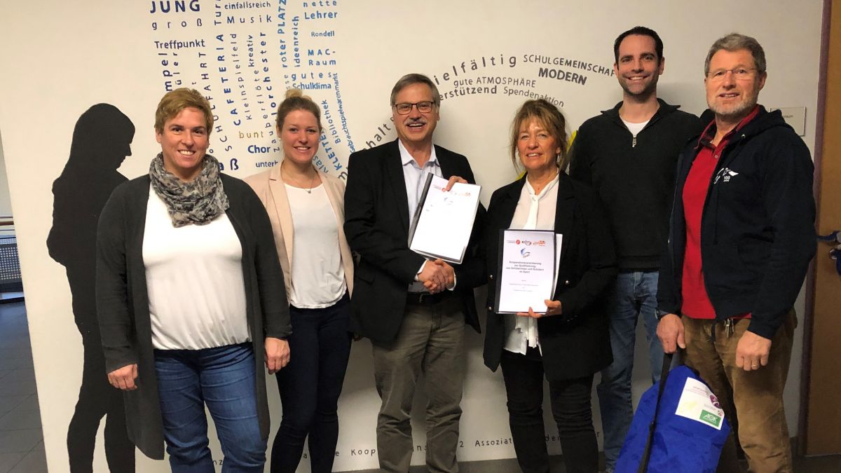 (von links: Petra Weschollek (Sportlehrerin GymSL), Hanna Reifenrath (Fachkraft NRWbsK beim KSB Olpe), Rolf Kantelhardt (Vorsitzender KSB Olpe), Birgitta Pieters (Schulleitung GymSL), Henning Peuters (Geschäftsführung KSB Olpe), Karl-Ludwig Hurcks (Sportlehrer GymSL))