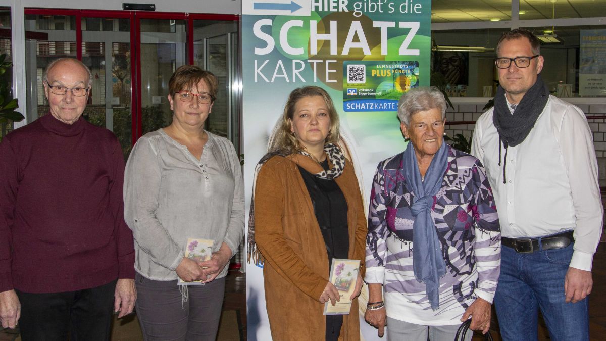 Heribert Reuber (Elspe), Silke Drees (Meggen), Astrid Hilleke (Cobbenrode) Mechthild Löcker (Benolpe) und Steffen Baumhoff (von links) bei der Gewinnübergabe im Rathaus. 