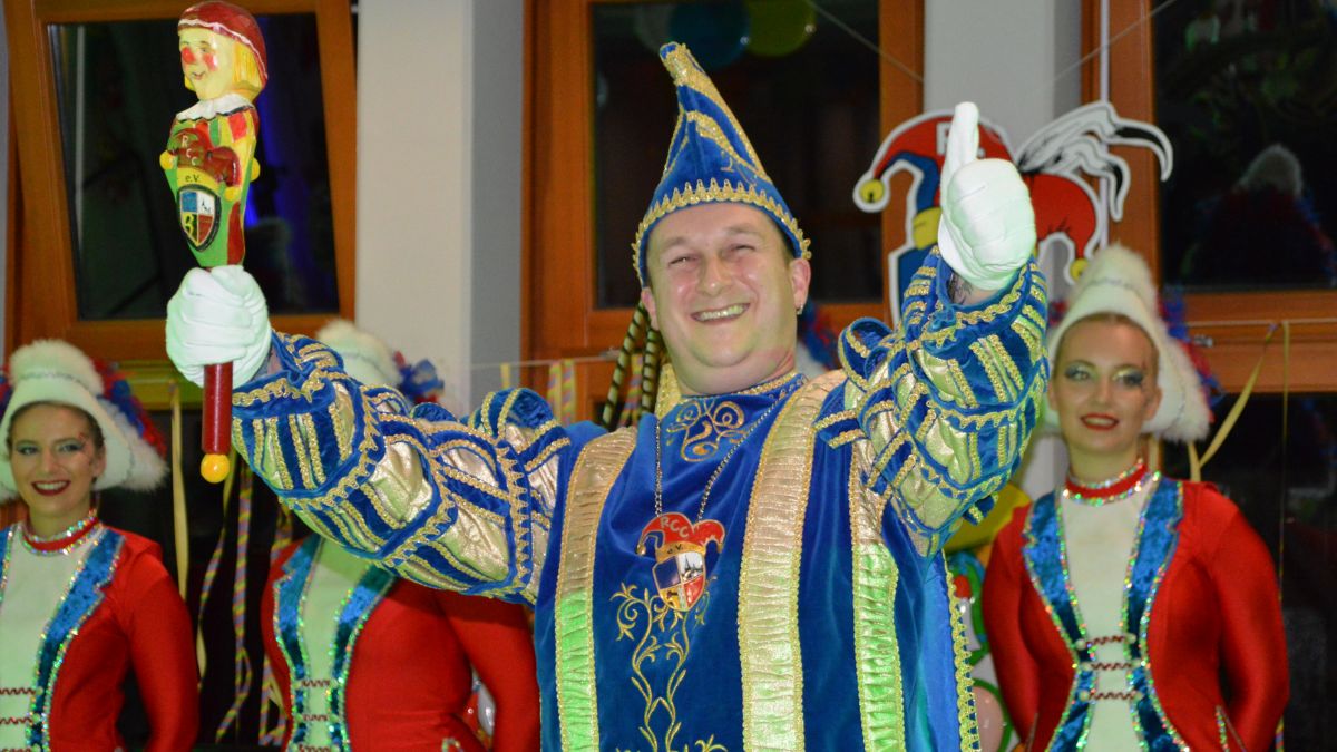 Die Regentschaft des Rhoder Prinzen Sven I. (Schrage) endet bald.