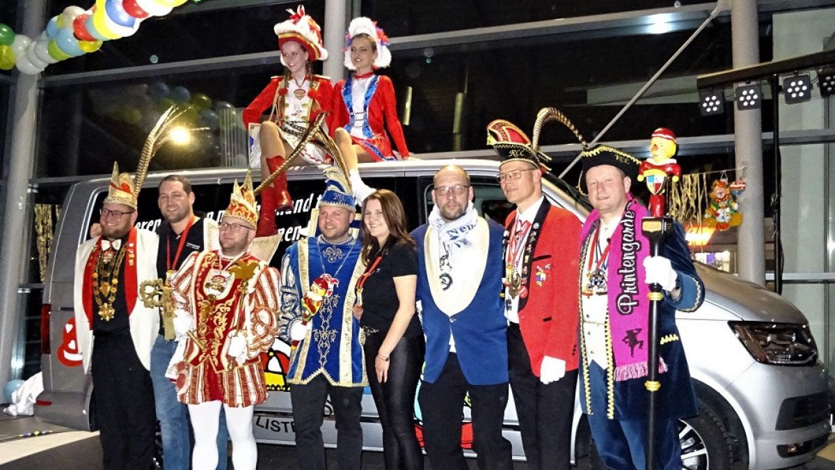 Die Karnevalisten aus Neu-Listernohl mit ihrem neuen Gefährt die kommende Session.