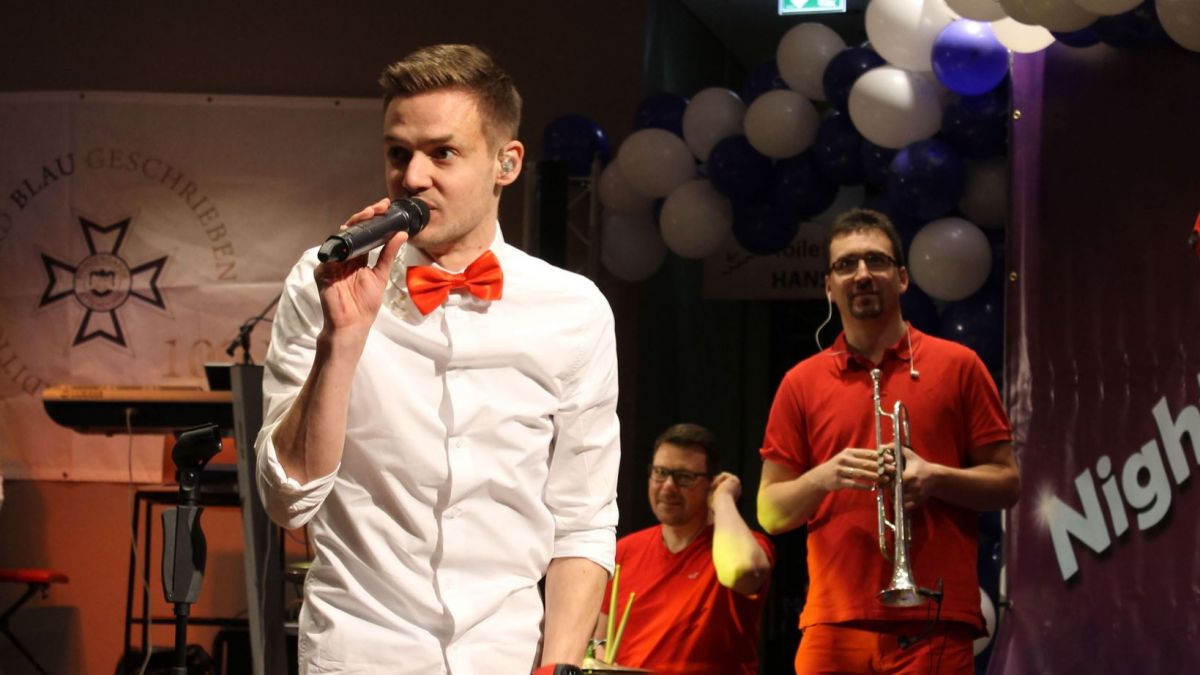 Timo Tiggeler von der Band „Kölsche Adler“ heizt den Kattfillern ein. 