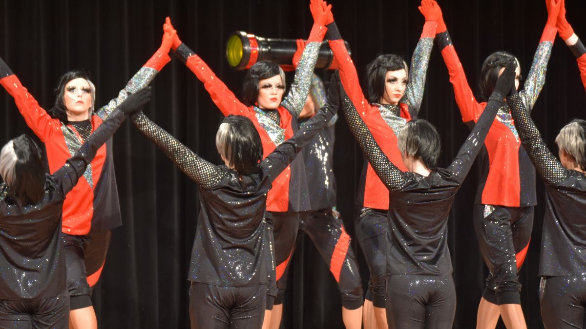 „Mein Schatten“ titelte der sehr rhythmische Schautanz der Regimentstöchter. 