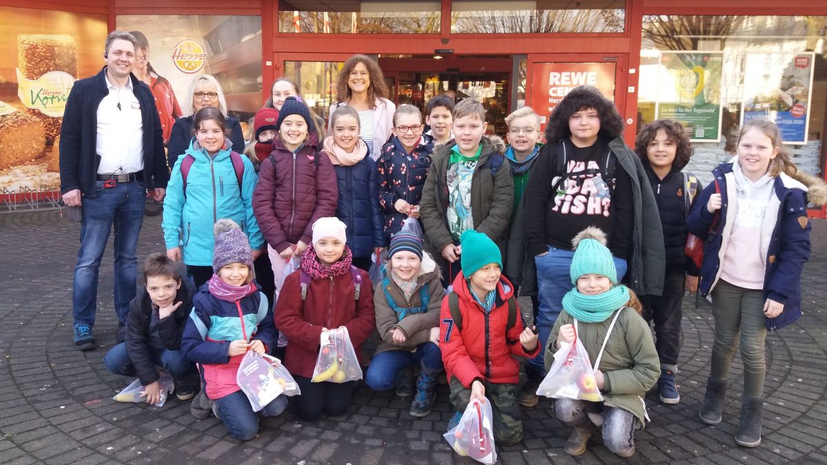 Die Sonnenschüler sahen sich in einem Attendorner Verbrauchermarkt um.