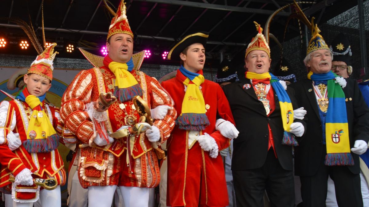 So fröhlich schunkelten Kinderprinz Michel I. (Bilsing), Prinz Marc I. (Rohrmann), sein Page Julius sowie die Jubelprinzen Siegfried Jahn und Raimund Isphording (v.l.) bei der Sessionseröffnung und setzen das bei der Herrensitzung erneut fort. 