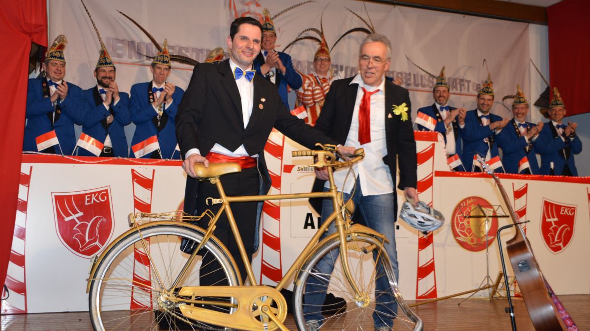 Beim Karneval in Ennest wird vor nichts und niemandem Halt gemacht - auch nicht vor Bürgermeister Christian Pospischil.