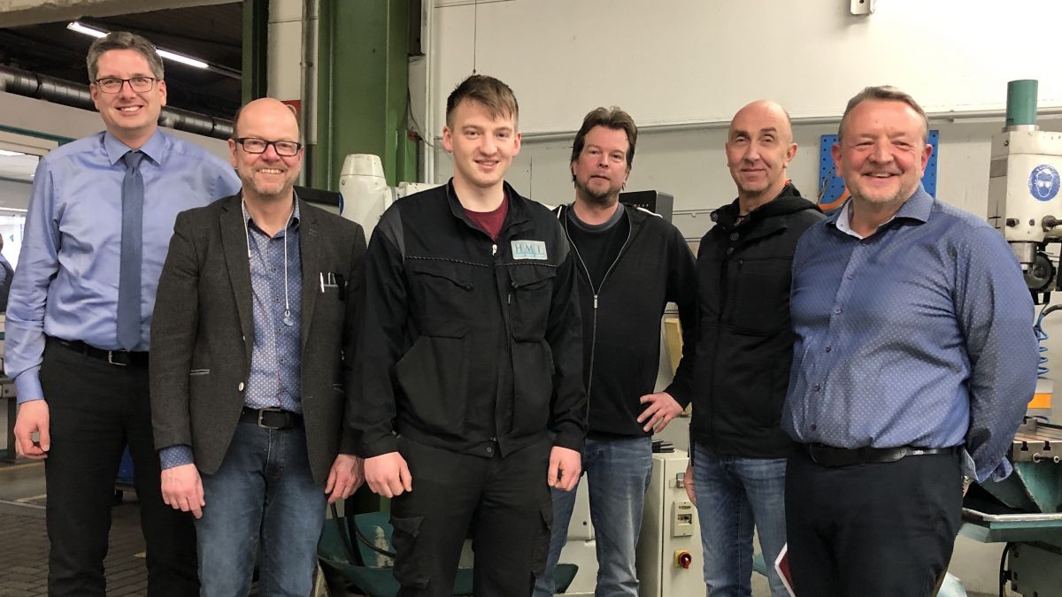 Oliver Dick (Mitte) ist bester Azubi seines Fachs im Kreis Olpe. 