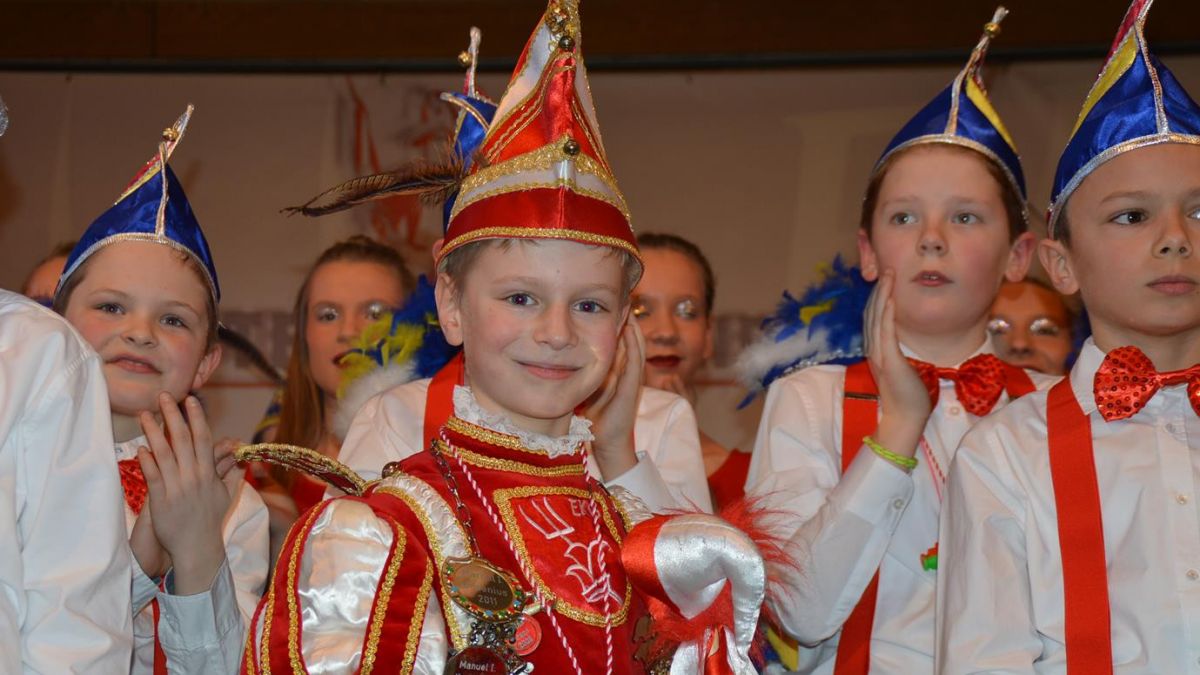 Kinderprinz Piet I. (Büdenbender) dankt beim Kinderkarneval ab. 