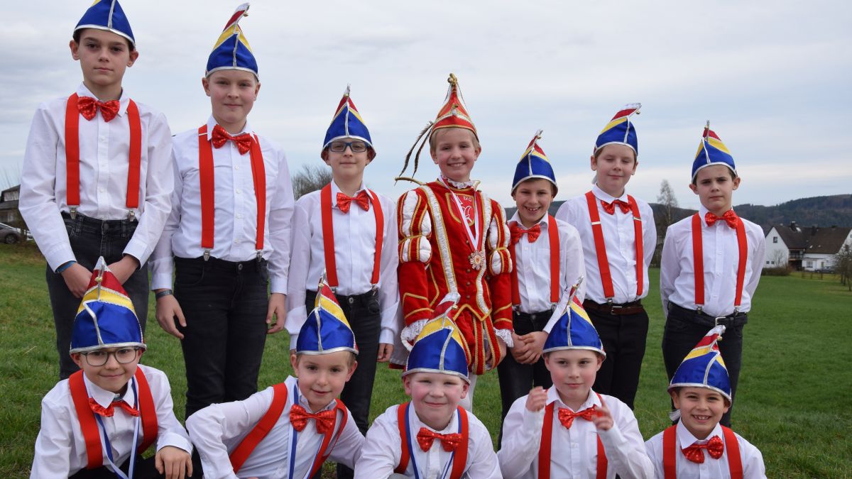 Kinderprinz Felix II. (Siepe) und der Ennester Kinderelferrat. 