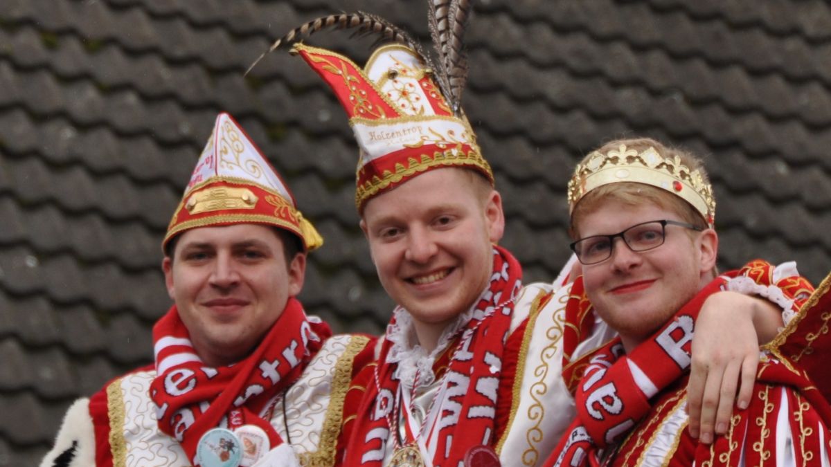 Für Prinz Robin I. (Hömberg), Bauer Timo Lenzen und Jungfrau Matta (Marvin Hillebrand) endet die Regentschaft. 