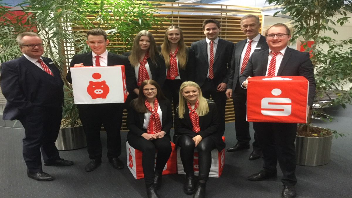 Stephan Eickelmann (Leiter Vorstandsstab und Ausbildungsleiter), Benedikt Schroer, Julia Scholz, Theresa Hoffmann, Carolina Kotthoff, Peter Schulte (Vorstandsvorsitzender), Anna Segref, Leon Schmidt und Florian Kiekel (von links).