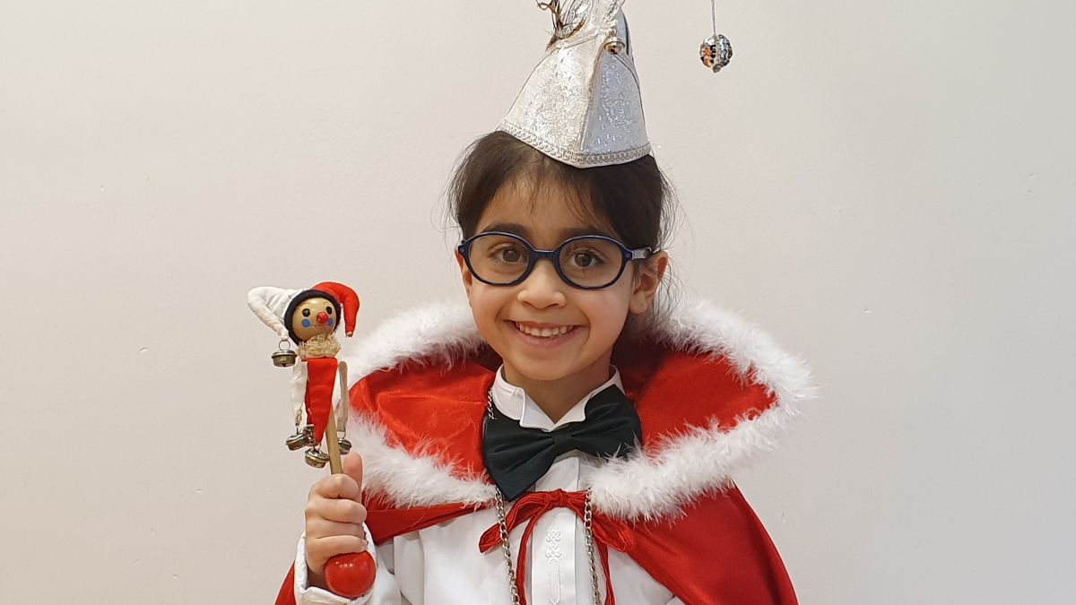 Die Kinderprinzessin Zehra I. Dadashova schwingt das Narrenzepter im Kindergarten Arche Noah in Finnentrop.