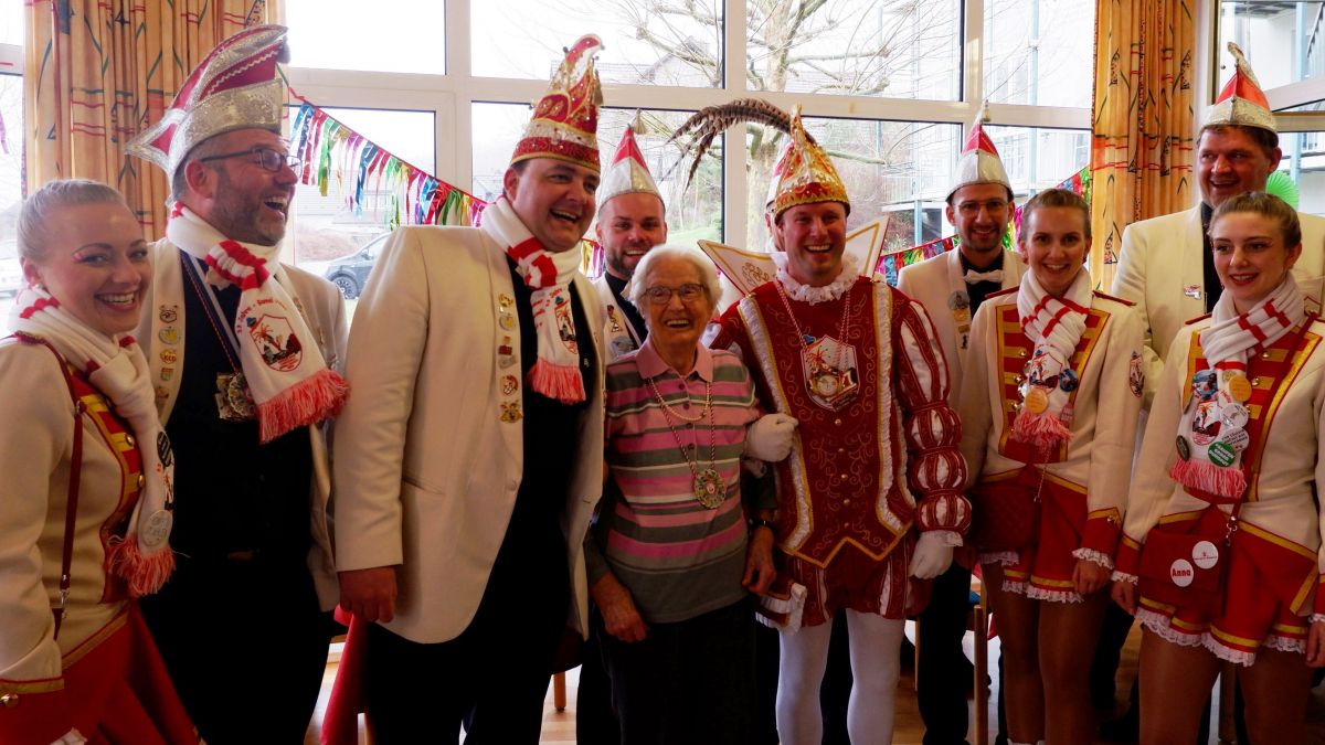 Paula Römer freut sich über den Besuch ihres Enkels Steffen Römer (Prinz Bamenohl), der mit seinem Gefolge für Stimmung sorgte. 
