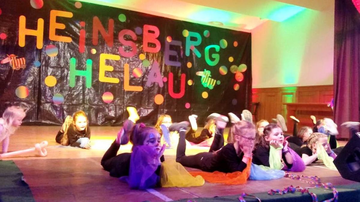 Kinder zeigen auf der Bühne ihr Können.