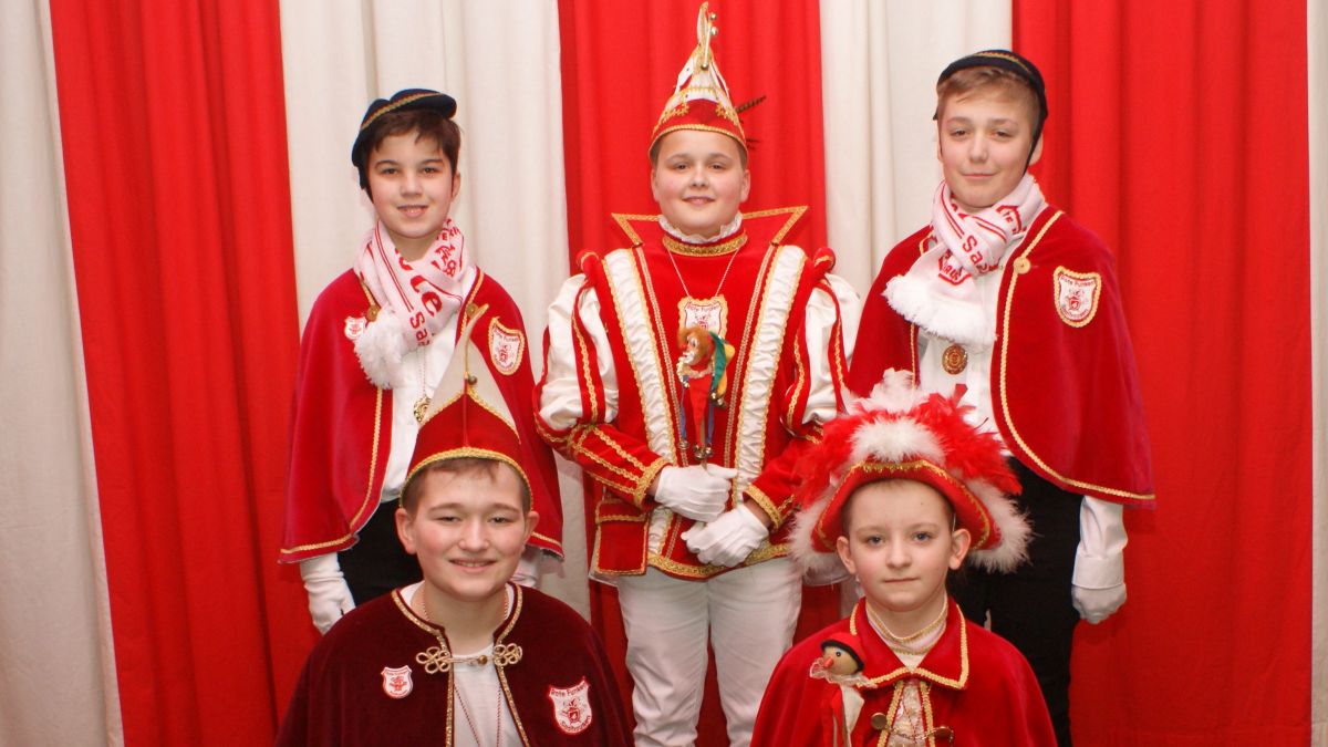 Kinderprinz Mats I. (Albrecht) mit seinen Pagen Louis Hoffmann und Lukas Grap, Kinderpräsident Eric Daus und Kinderfunkenmariechen Romy Schütte. 
