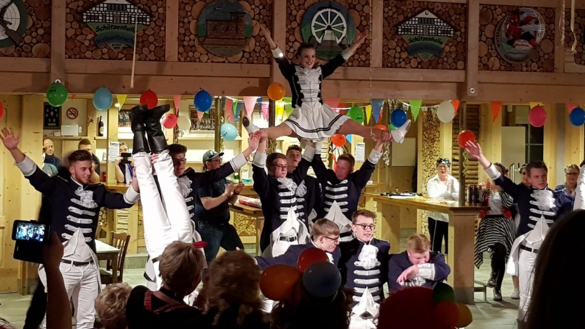 Akrobatik pur: Die Garden begeisterten die Halberbrachter Damenwelt.