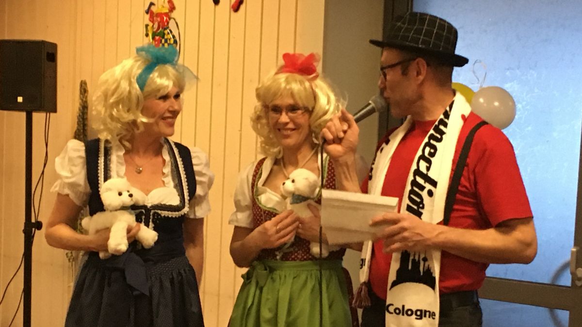 Tolle Stimmung beim Frauenkarneval der kfd Grevenbrück: Dafür sorgten unter anderem die Jacob Sisters und Kölsch Connection.