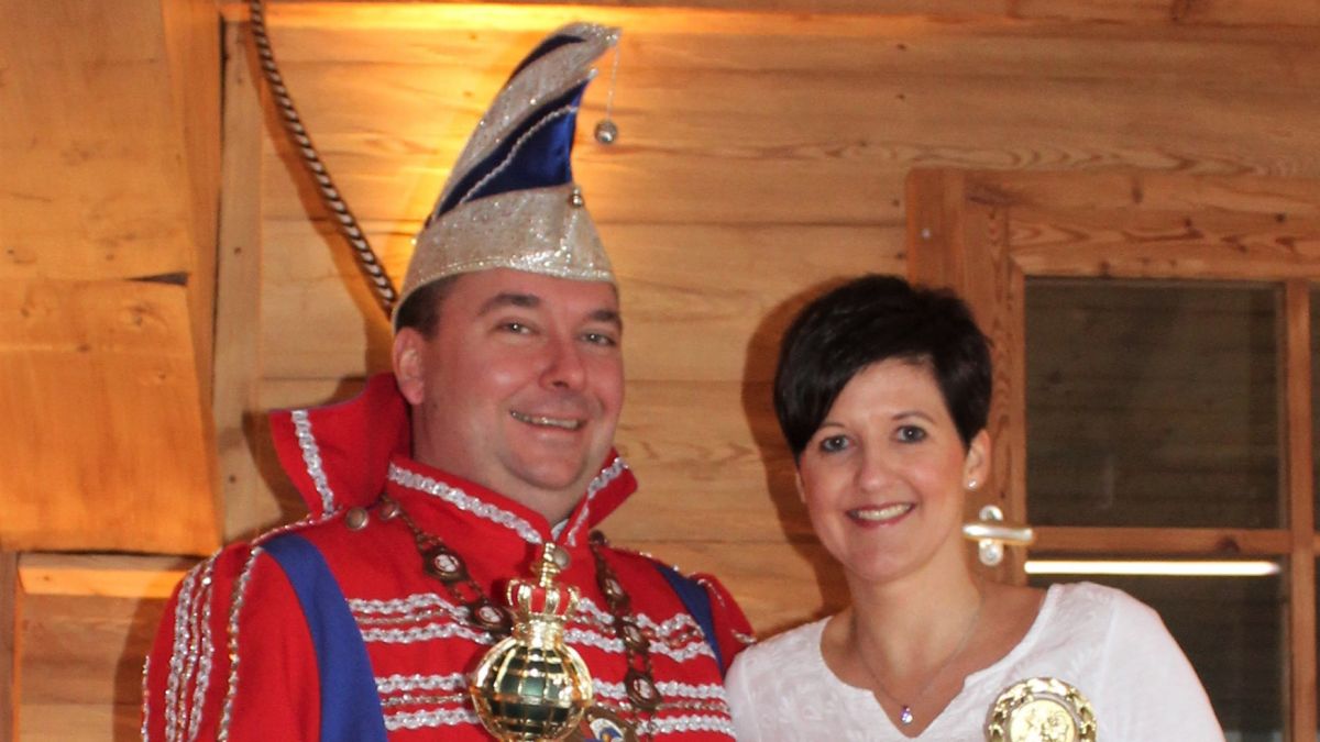 Das Prinzenpaar Michael I. (Rabe) und Prinzessin Tanja. I (Biermann) freut sich auf die Prunksitzung. 