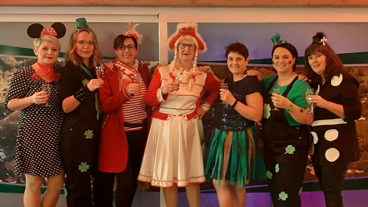 Beim Frauenkarneval der kfd Oedingen war die Damenwelt außer Rand und Band.