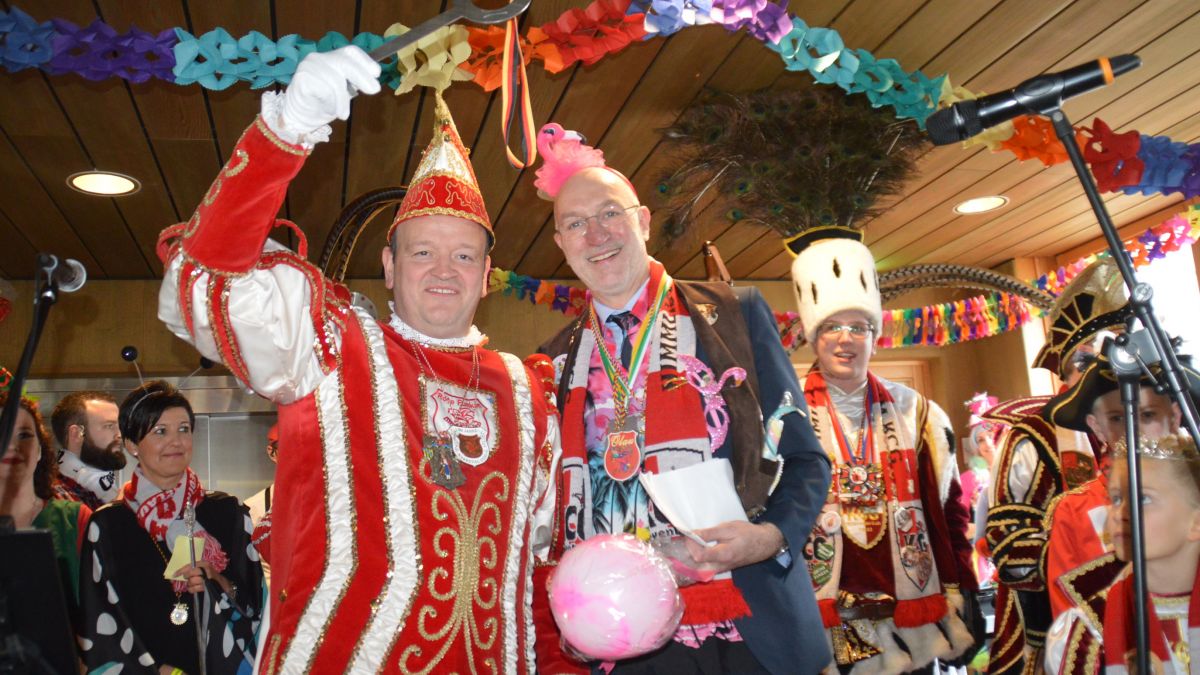 Prinz Volker I. (Daus) übernimmt den Rathausschlüssel von Bürgermeister Stefan Hundt. 