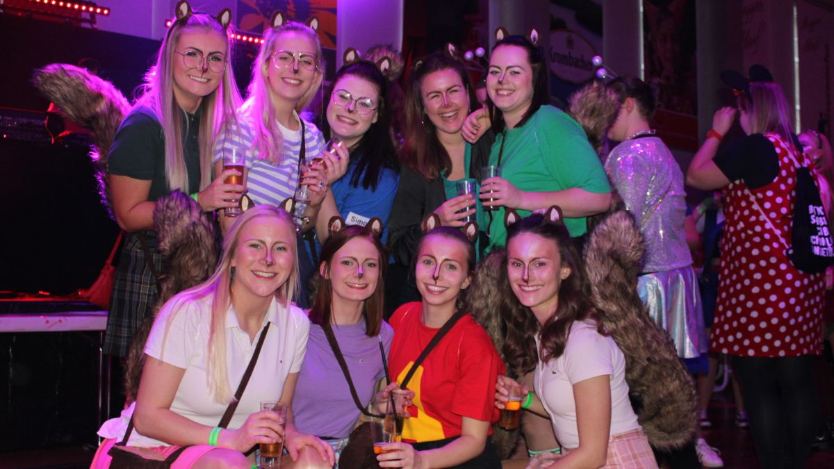 In Meggen weiß die närrische Damenwelt, wie man Altweiber feiert: In der „Altweiberarena“ ging wieder ordentlich die Post ab.