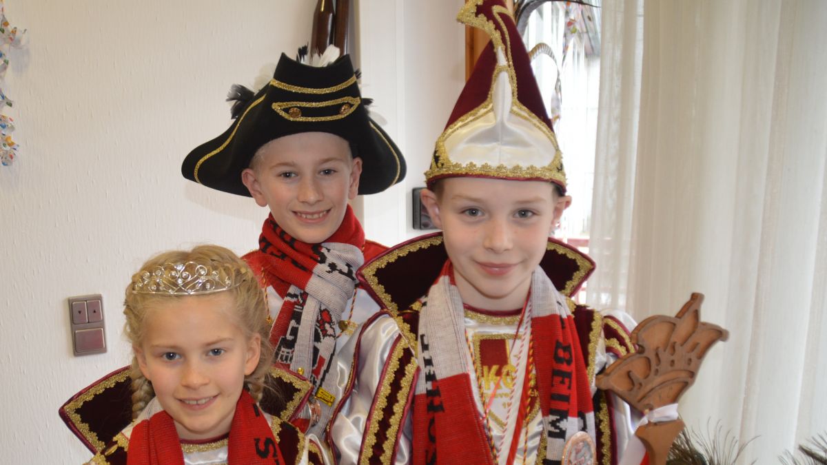 Das Grevenbrückerr Kinderprinzenpaar Marius I. (Willecke) und Lia I. (Schulte) mit Prinzenführer Luke Schulte. 