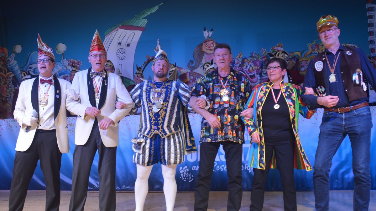 Schunkelrunde mit Präsident Moritz Klein, Ehrenpräsident Berthold Duwe, Jubelprinz Gerhard Japes, seiner Frau Christiane und Bürgermeister Stefan Hundt (von links). 