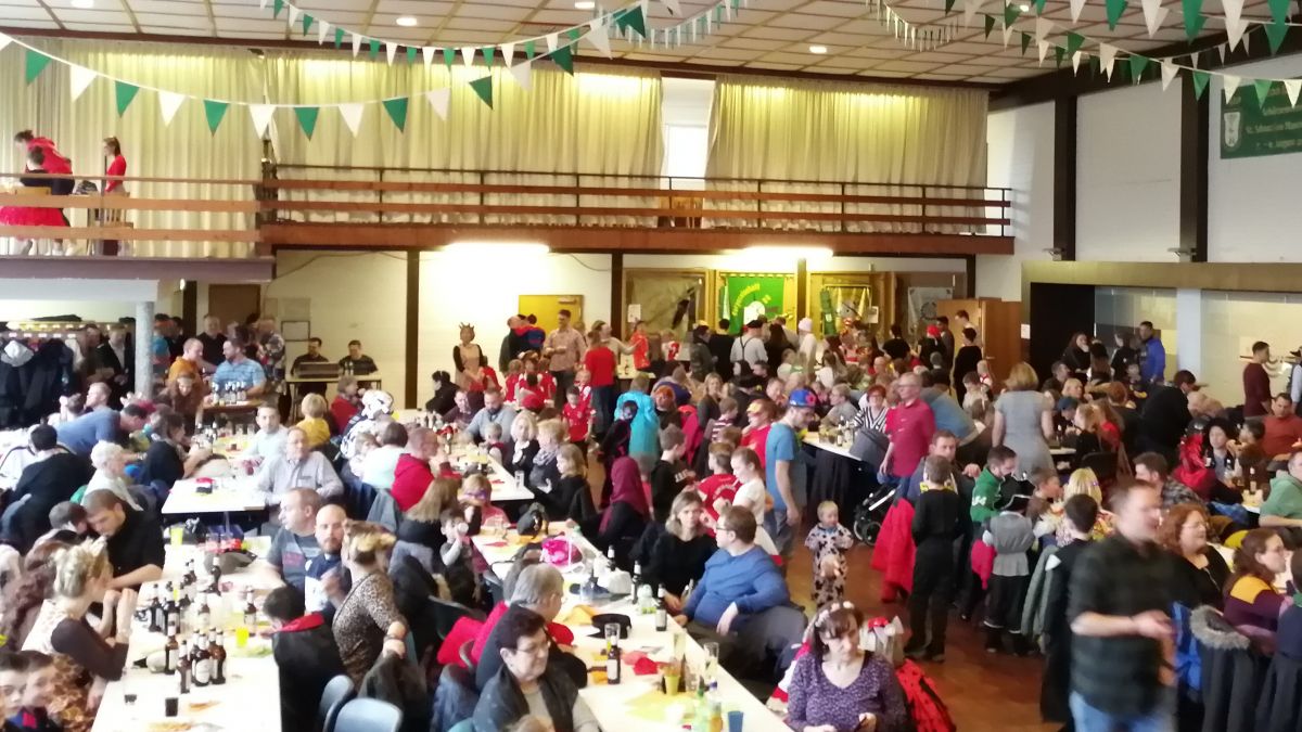 350 große und kleine Narren feierten einen bunten Karneval in Maumke.