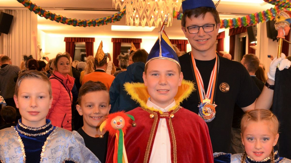 Kinderprinz Joel I. (Huckestein), das Tanzpaar Lex Moseler und Lena Zinke, Julian Hunold (zweiter von rechts) und Vorjahres-Kinderprinz Gabriel I. (Groß) (zweiter von links) freuen sich auf den Kinderkarneval. 