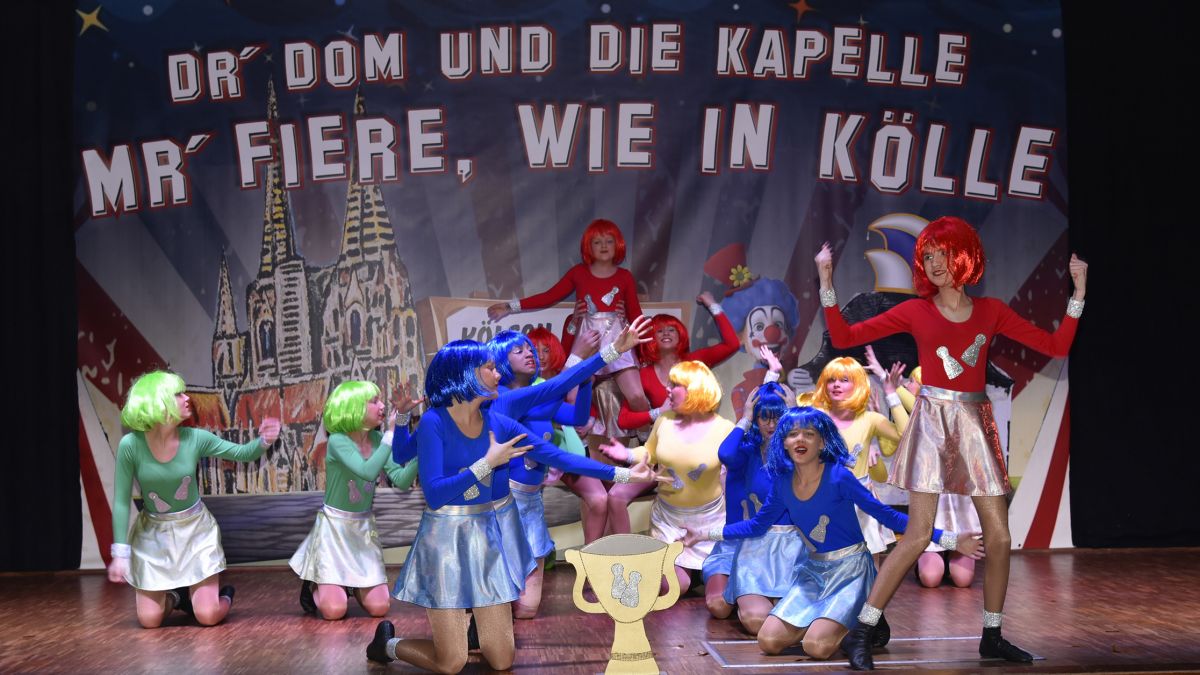 Die Dancing Fires aus Helden wussten mit ihrem Showtanz „Mensch ärgere dich nicht“ zu begeistern.