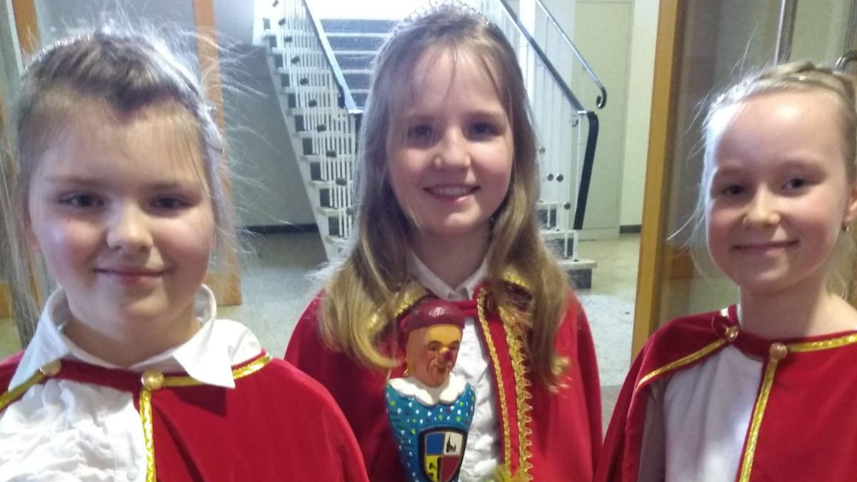 Magdalena Skutnik, Prinzessin Leah Feldmann und Charlotta Reismann (v.l.) wurden in der Rhoder Grundschule inthronisiert.
 
