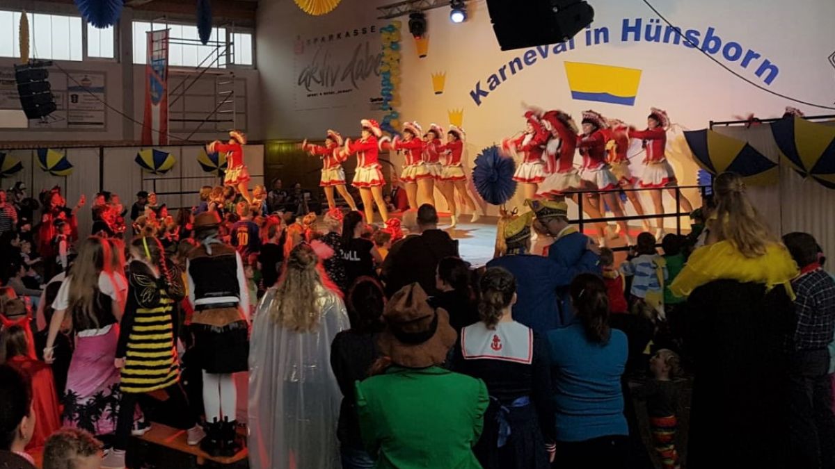 Volles Haus,schöne Kostüme und ein buntes Programm beim Kinderkarneval.