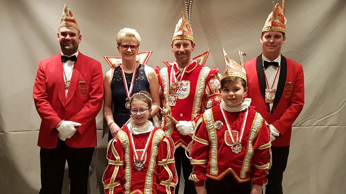 Freuen sich auf die anstehenden Karnevalstage (hinten von links): Rüdiger Lazar (Vorsitzender), Iris I. Jung (Prinzessin), Bernd I. Jung (Prinz), Michael Koch (Sitzungspräsident). Vorne: Kinderprinzenpaar Nia I. und Bruno I.