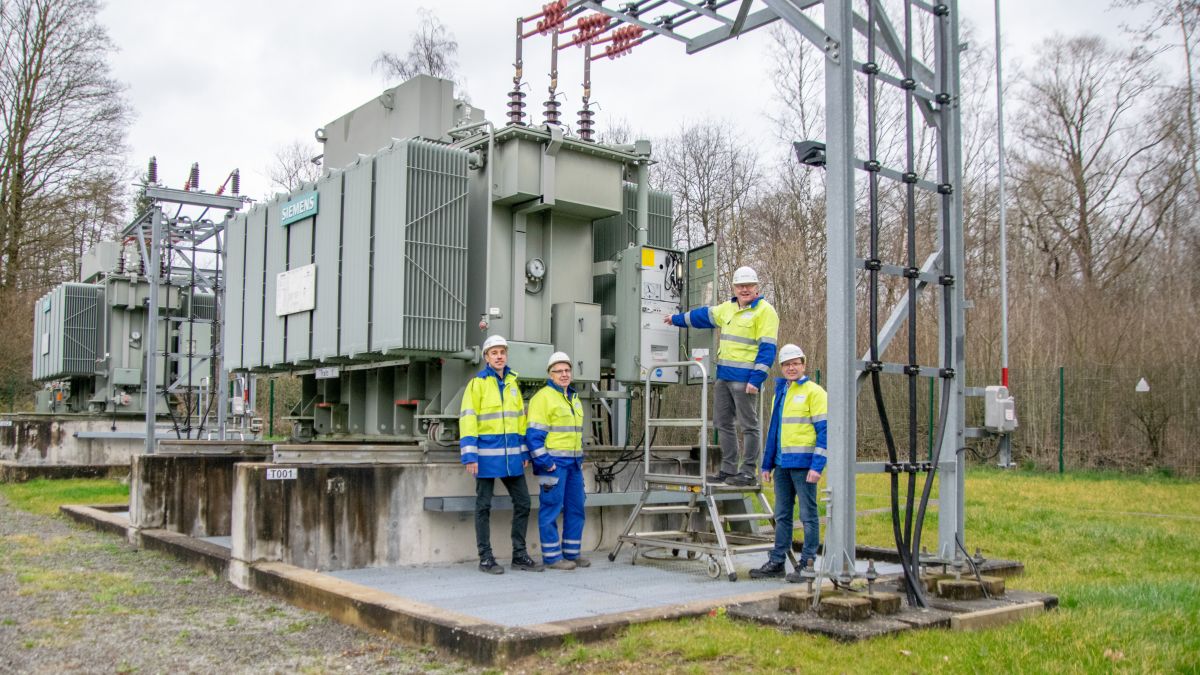 Die Westnetz-Mitarbeiter gaben einen Einblick in die neue Anlage. 