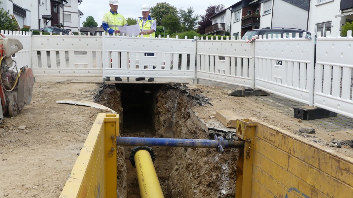 Westnetz erneuert in Ennest die Erdgas-Hochdruckleitung auf einer Länge von 900 Metern. Projektleiter Jürgen Lantermann (re.) und Gasbetriebsmeister Ralf Lillpopp erklären den Verlauf der neuen Erdgasleitung.