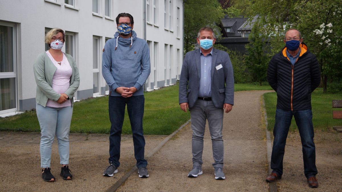 Stefanie Schürholz, Alexander Schürholz, Einrichtungsleitung Markus Peuker, Detlef Nießen vom Altenwerk Drolshagen (von links).