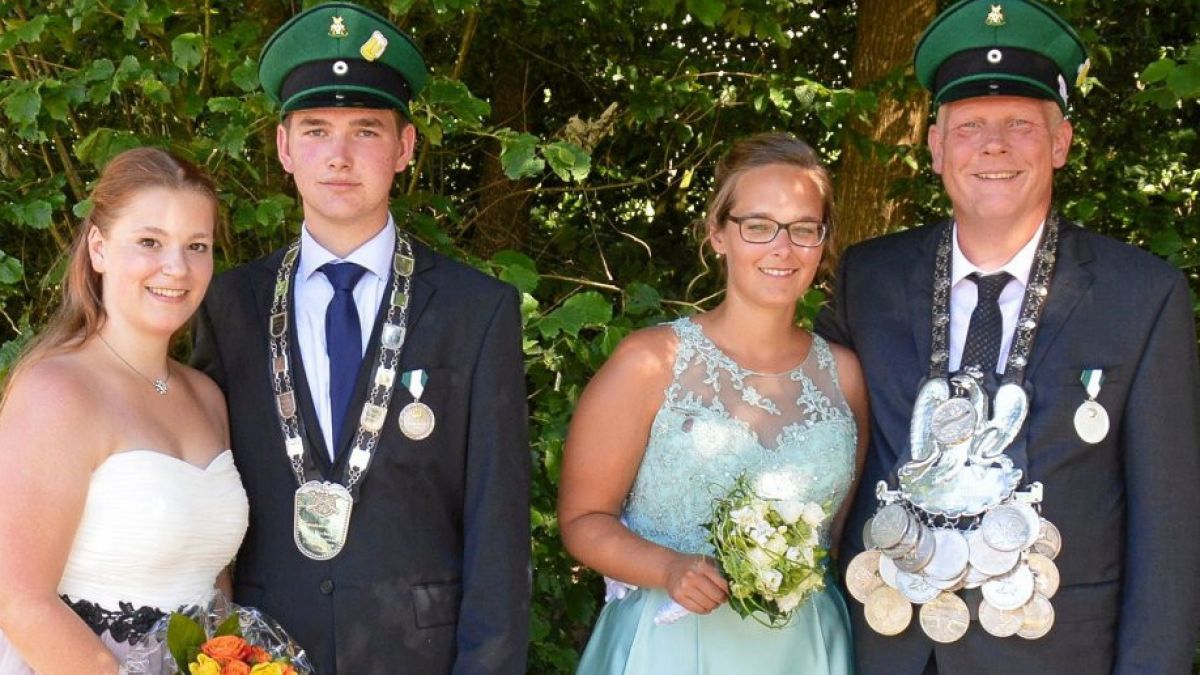 Regieren ein Jahr länger: Das Königspaar Sacha Köpke und Theresa Weber (re.) und das Jungschützenpaar Jonas Weber und Anna Lena Huckestein.