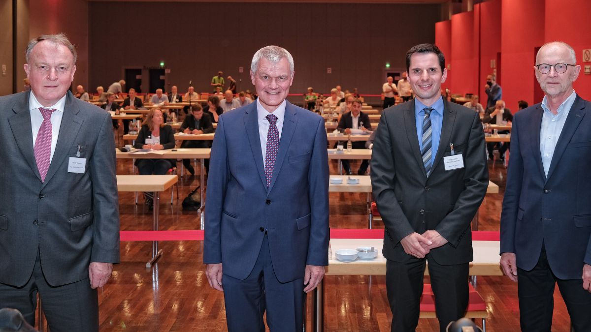 Walter Viegener (Viega Holding GmbH & Co. KG), Klaus Gräbener (Hauptgeschäftsführer IHK Siegen), Bürgermeister Christian Pospischil  und Hermann-Josef Droege (stellvertretender  Hauptgeschäftsführer IHK Siegen) (von links). 